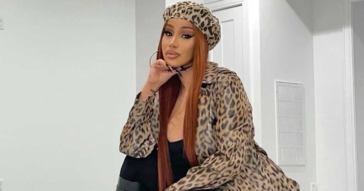 Cardi B Live Show Surprise with Tampon Reveal and ‘No Panties On ...